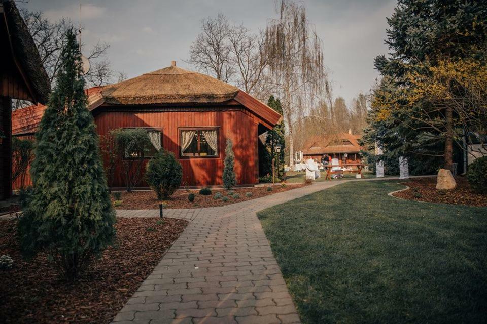 Sipito Pihenopark Hotel Pilis Exterior photo